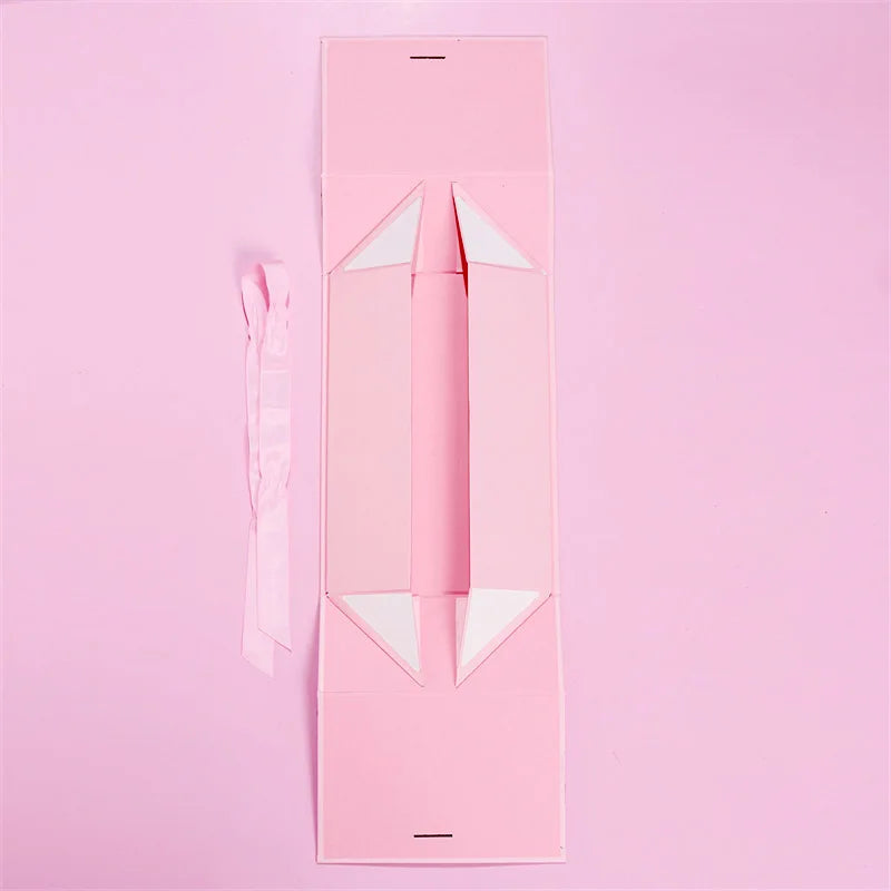 Caixa dobrável com fechamento magnético e laço decorativo.